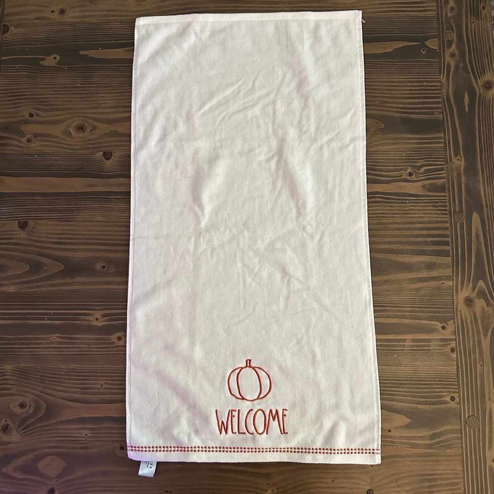 Rae Dunn White Orange Pumpkin Welcome Hand Towel 29.5x16 Pre-Owned seaonsal fall
